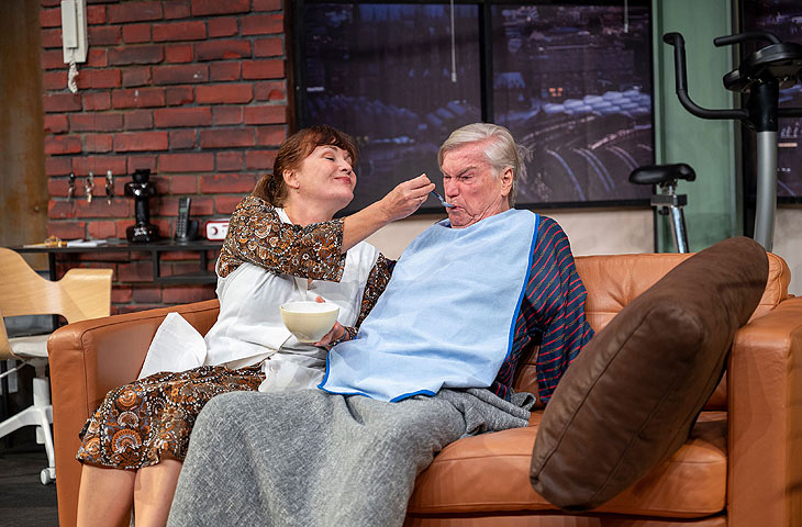 Weisse Turnschuhe Simone Pfennig, Jochen Busse (©Foto Jennifer Zumbusch)